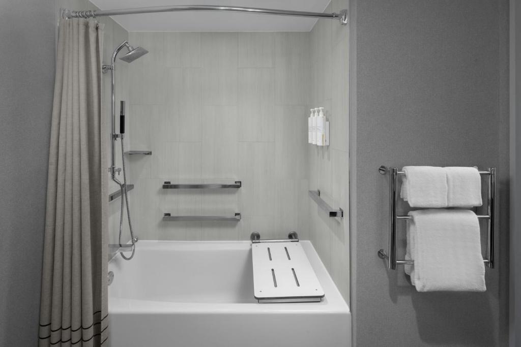 AC Hotel by Marriott Arlington National Landing photo 3