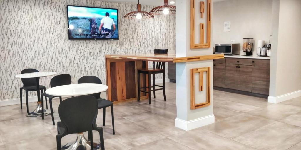 Arya Inn and Suites photo 3