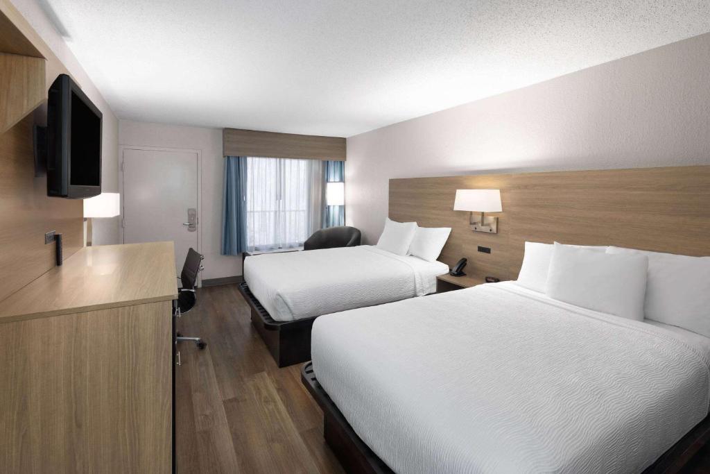 Baymont by Wyndham Nashville Airport photo 2