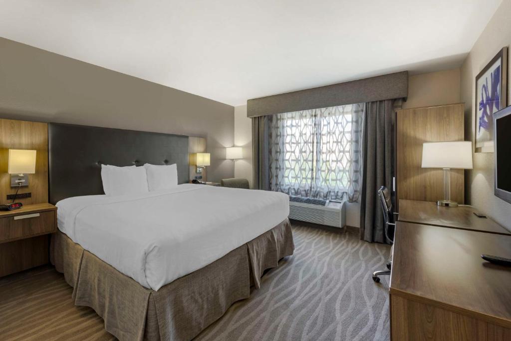 Best Western Plus Nashville Airport Hotel - BNA photo 2