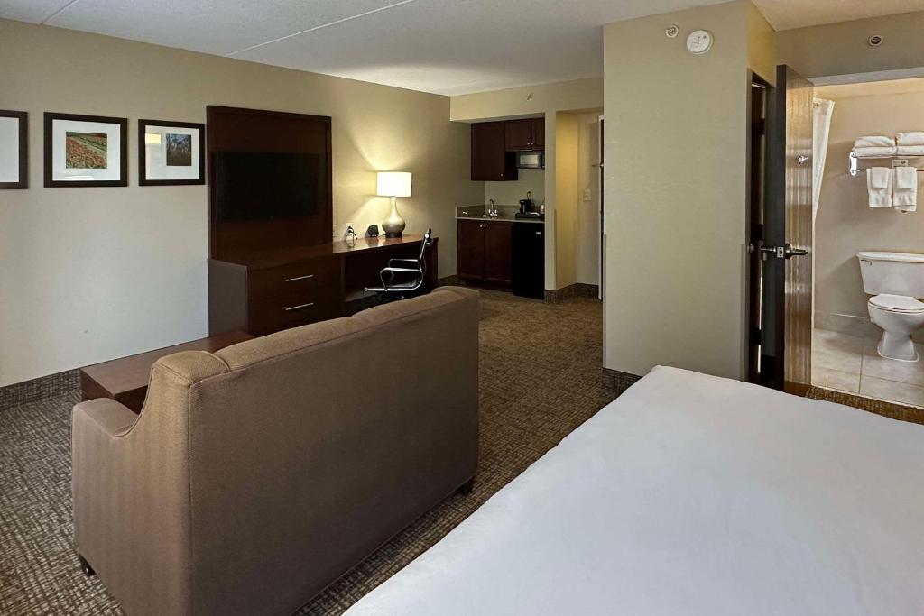 Charlotte Suites by IHG photo 3