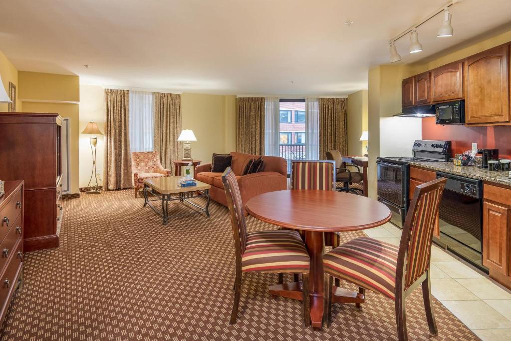 Clarion Collection Hotel Arlington Court Suites photo 3