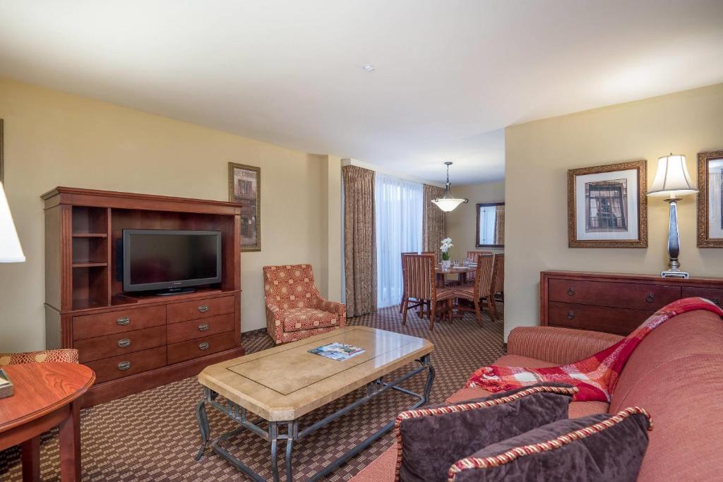 Clarion Collection Hotel Arlington Court Suites photo 4