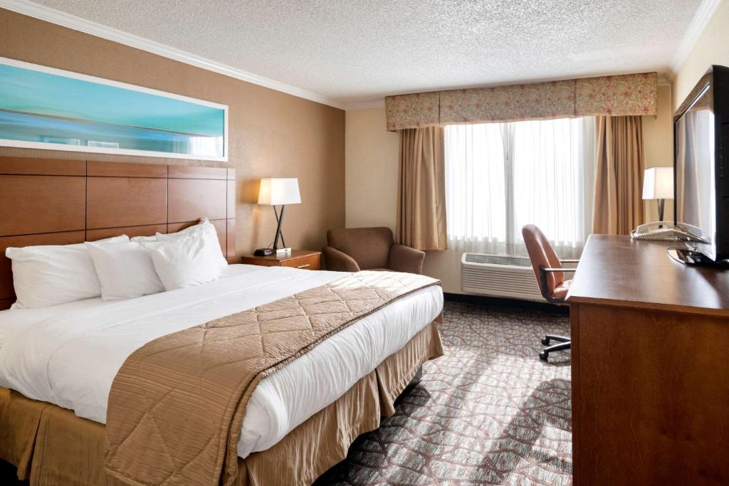 Clarion Hotel Detroit Metro Airport photo 2