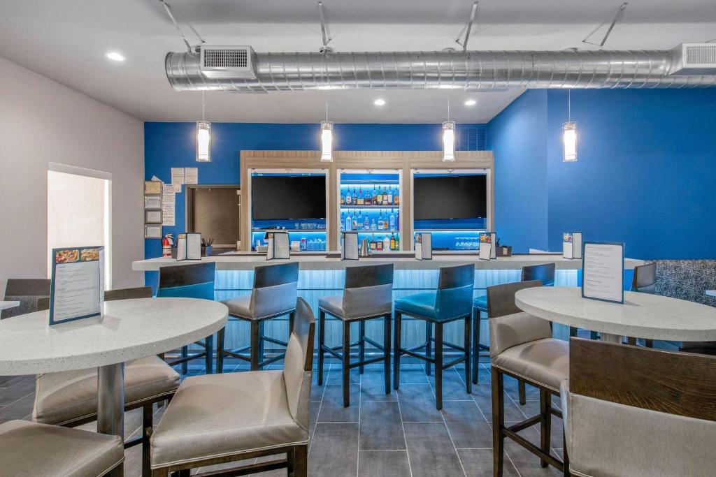 Clarion Inn & Suites DFW North, photo 1