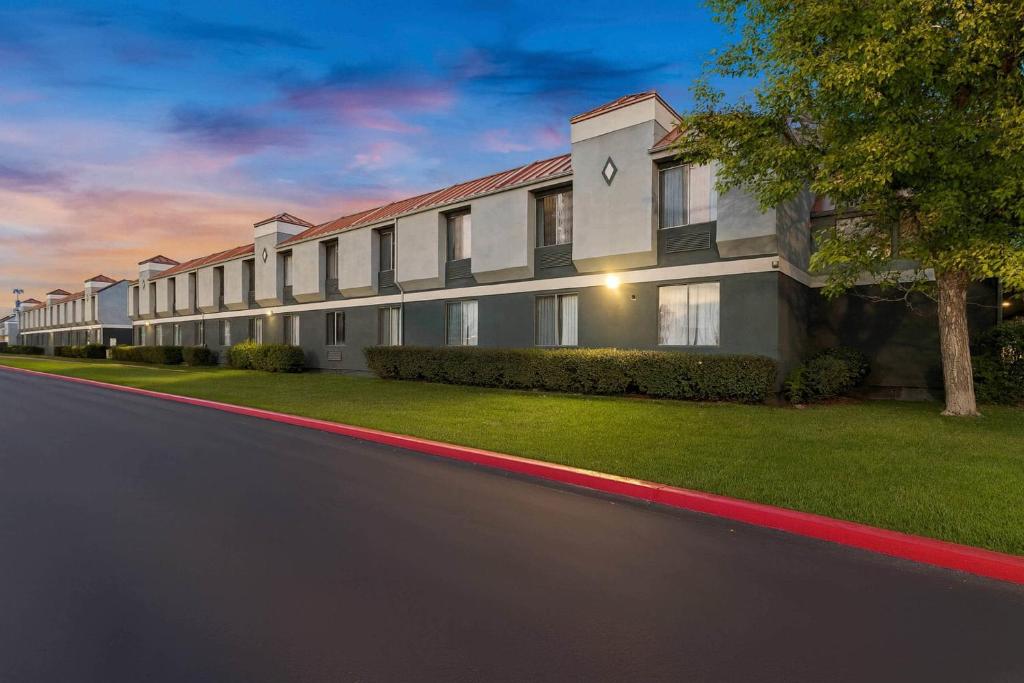 Clarion Inn Salt Lake City Airport photo 4