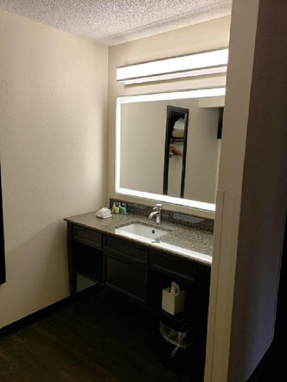 Club Hotel Nashville Inn & Suites photo 3