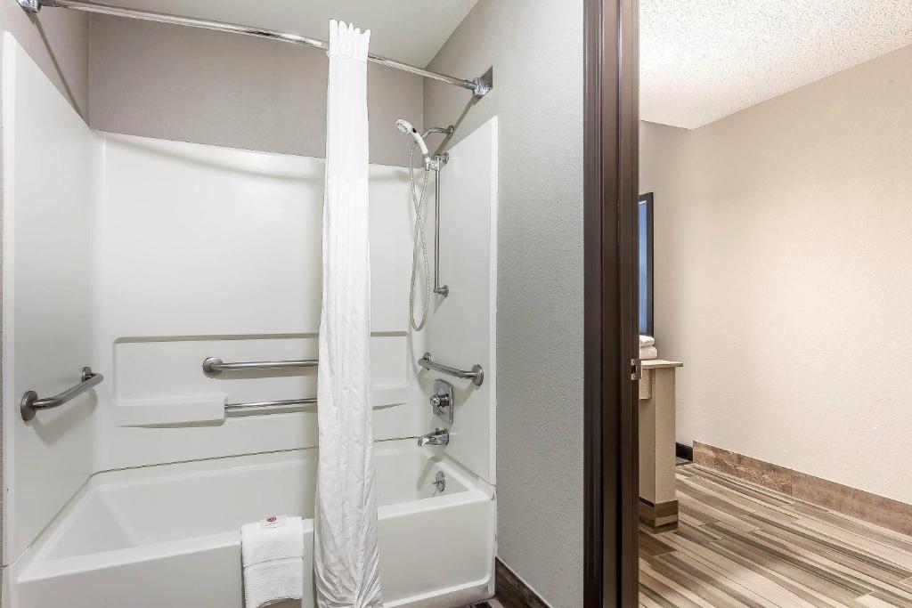 Comfort Inn Cleveland Airport photo 3