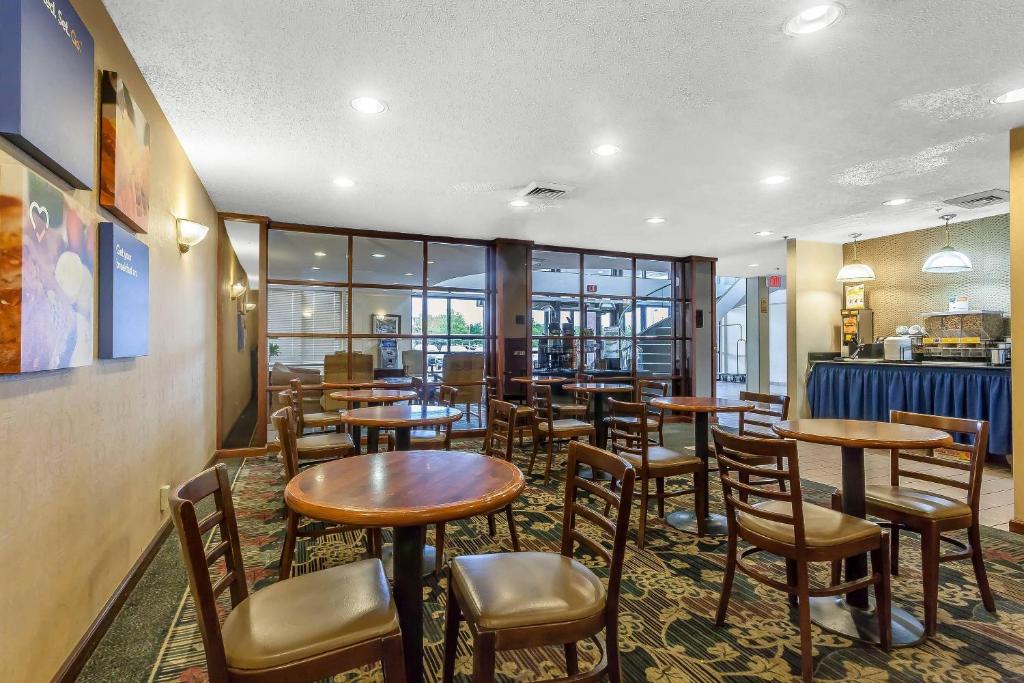Comfort Inn Cleveland Airport photo 4