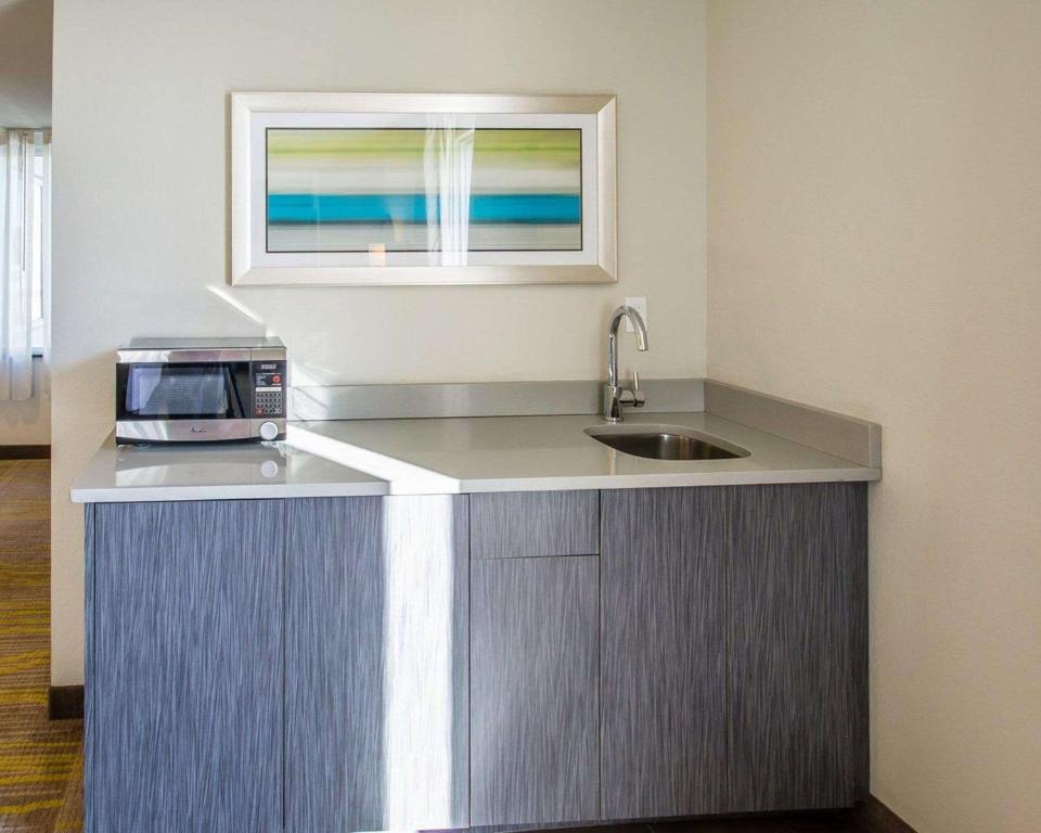 Comfort Suites Miami Airport North photo 3