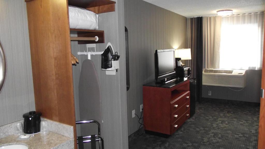 Country Inn & Suites by Radisson, Delta Park North Portland photo 3