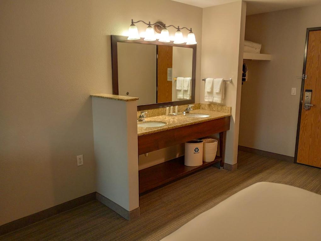 Country Inn & Suites by Radisson, Portland International Airport, OR photo 3