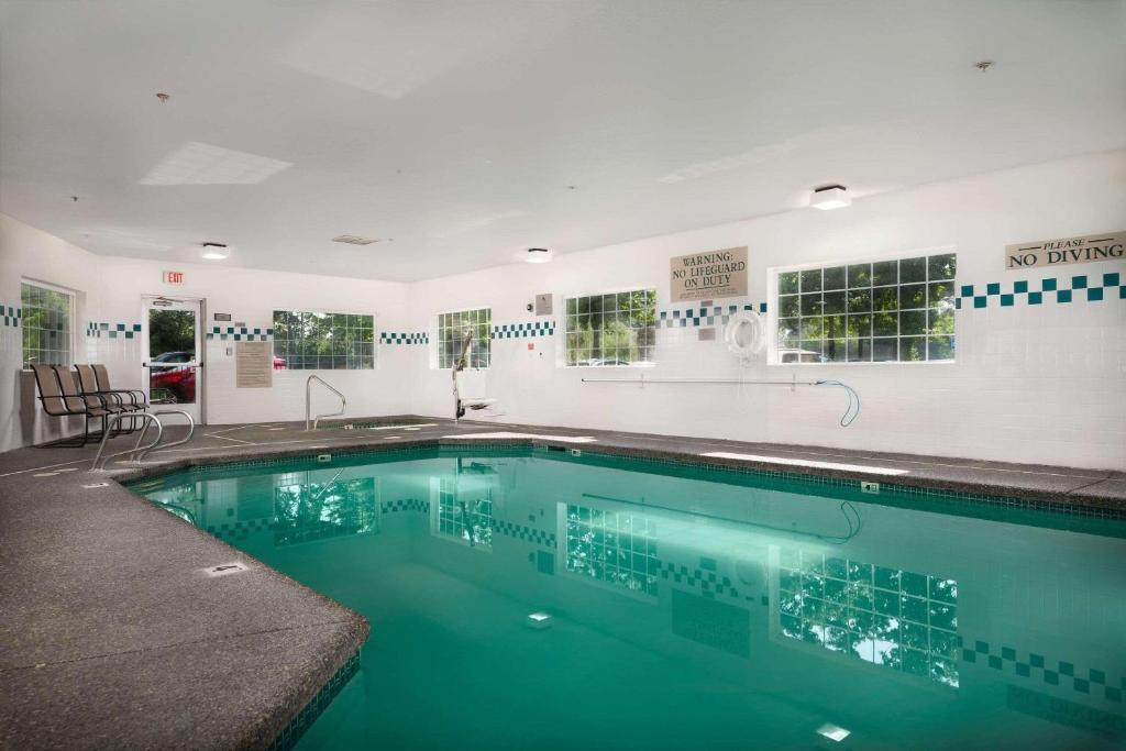 Country Inn & Suites by Radisson, Portland International Airport, OR photo 4
