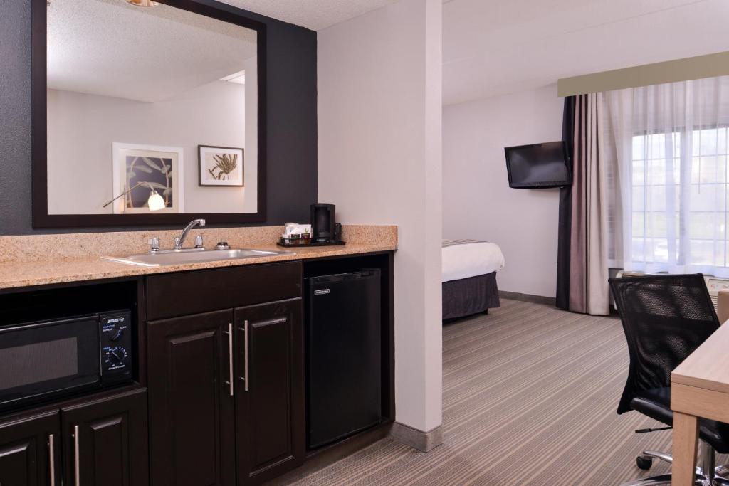 Country Inn & Suites by Radisson Raleigh-Durham Airport NC photo 3