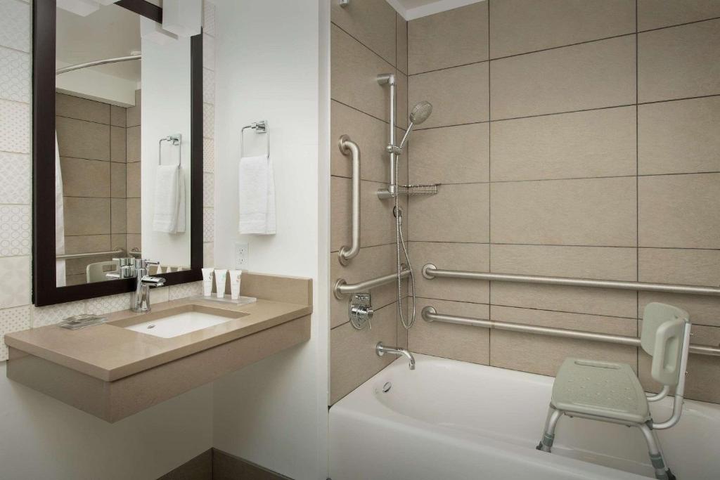 Country Inn & Suites by Radisson, Seattle-Tacoma International Airport, WA photo 2