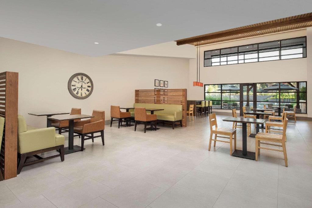 Country Inn & Suites by Radisson, Seattle-Tacoma International Airport, WA photo 4