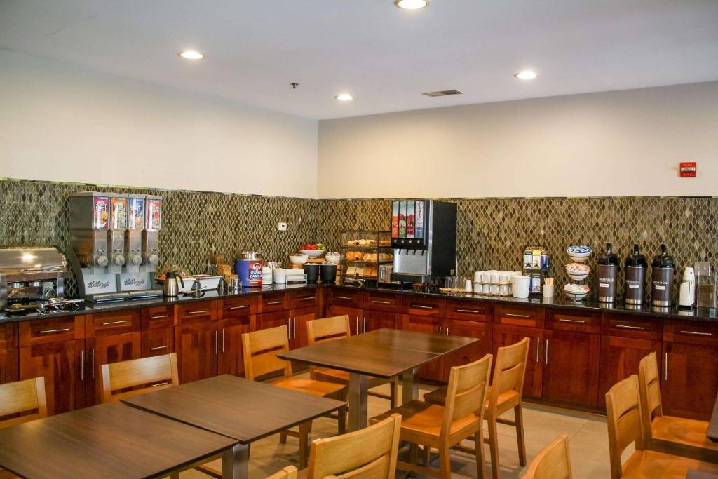 Country Inn & Suites by Radisson, Washington Dulles International Airport, VA photo 4