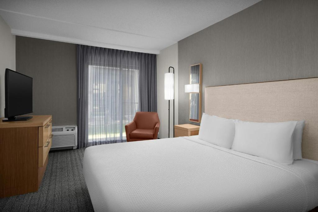 Courtyard by Marriott Dallas DFW Airport North/Irving photo 2