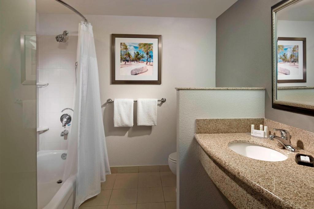 Courtyard by Marriott Fort Lauderdale Airport & Cruise Port photo 3
