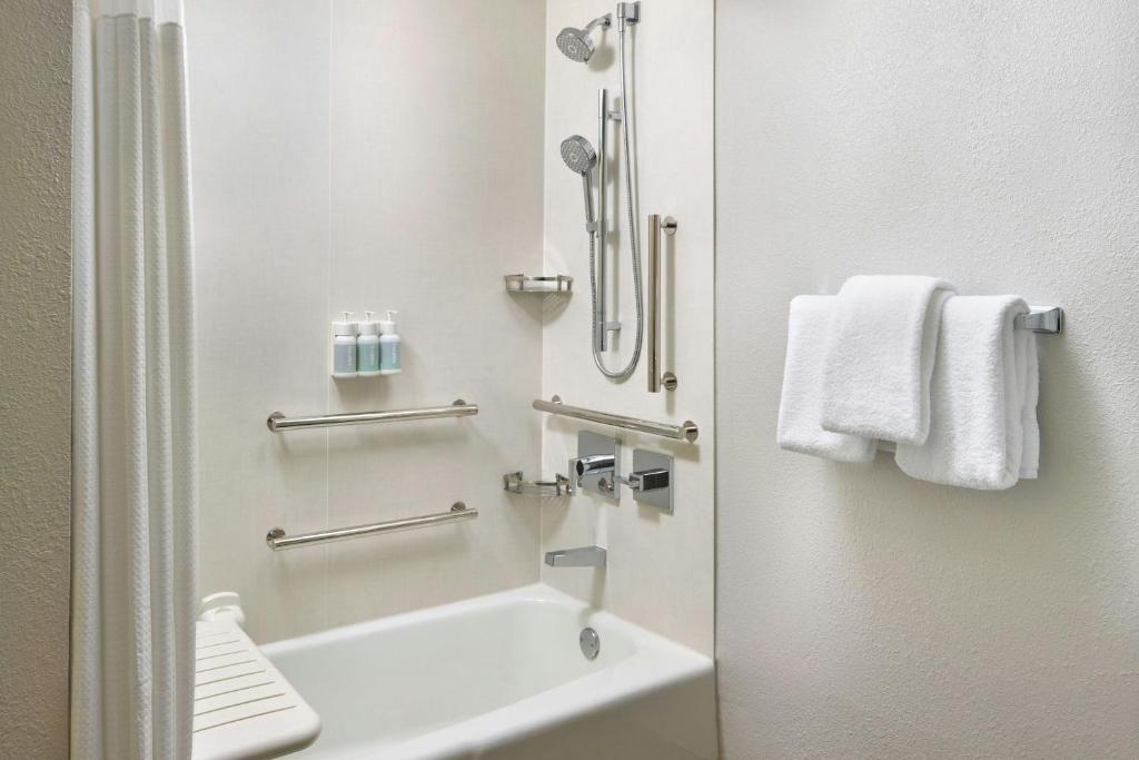 Courtyard by Marriott Newark Elizabeth photo 3
