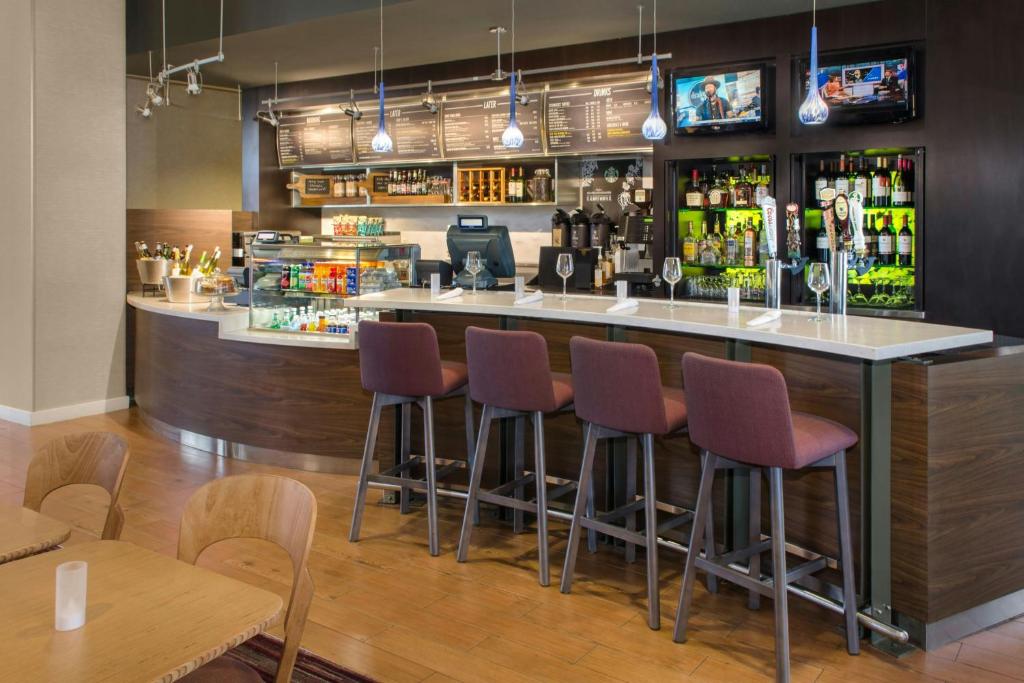 Courtyard by Marriott Newark Elizabeth photo 4