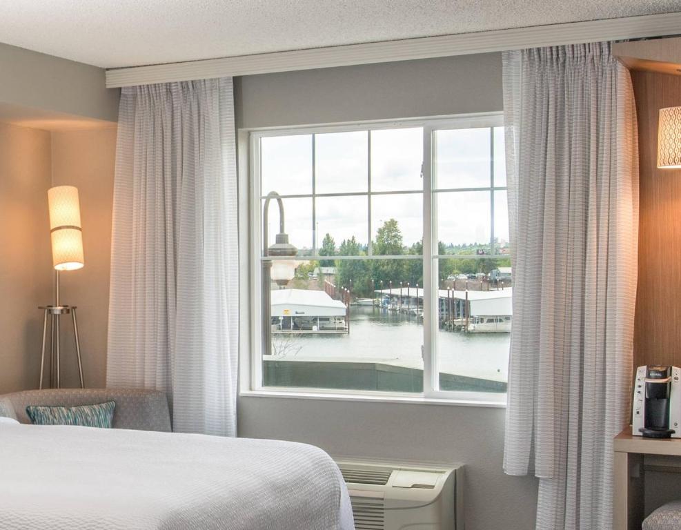 Courtyard by Marriott Portland North photo 2
