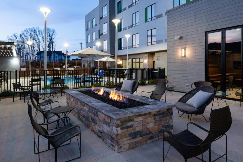 Courtyard Charlotte Steele Creek, photo 1