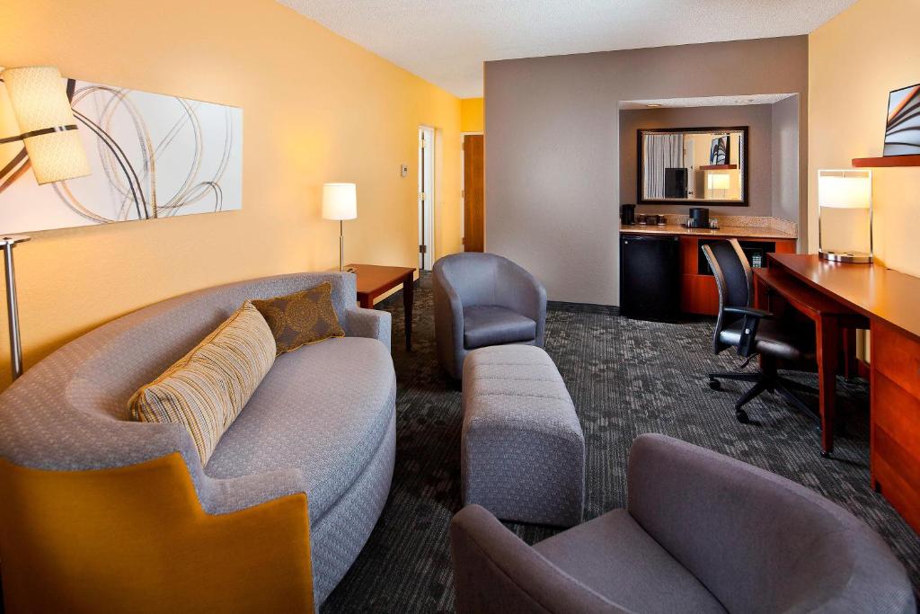 Courtyard Miami Airport West Doral photo 2