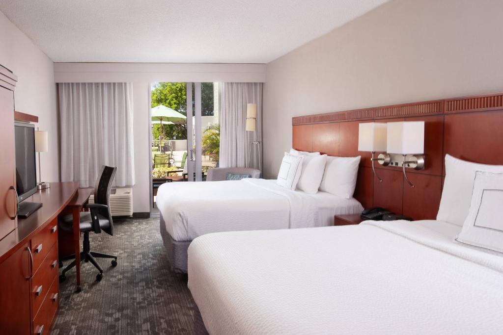 Courtyard Miami Coral Gables photo 2