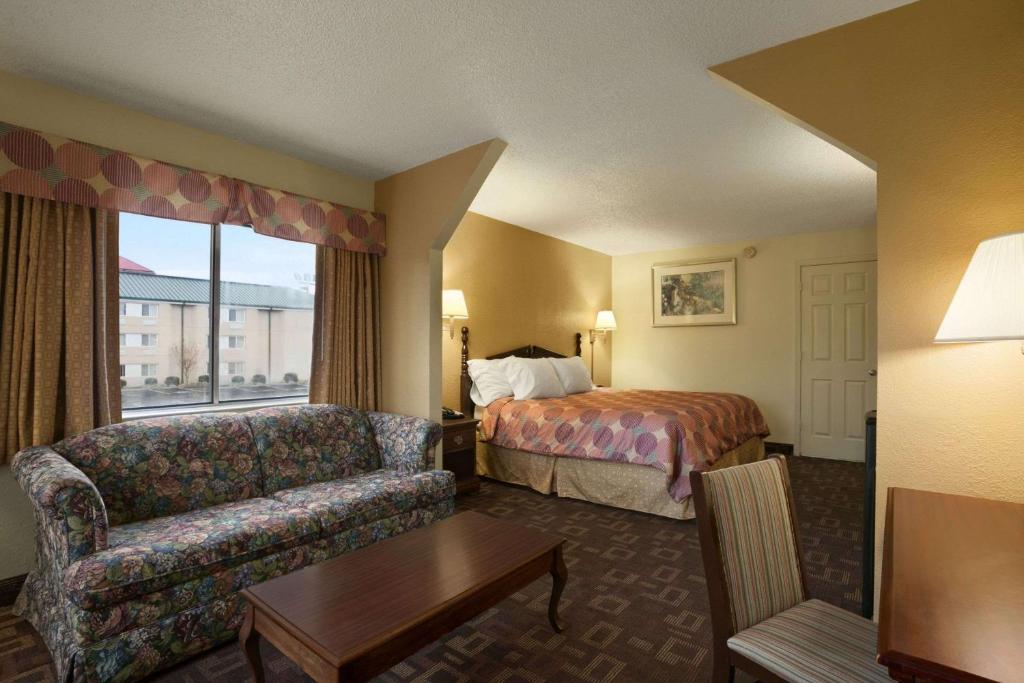 Days Inn by Wyndham Airport Nashville East photo 2