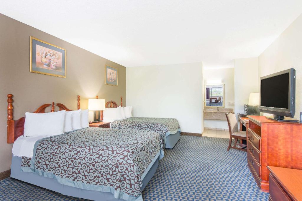 Days Inn by Wyndham Arlington Pentagon photo 2