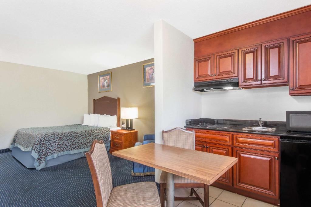 Days Inn by Wyndham Arlington Pentagon photo 4