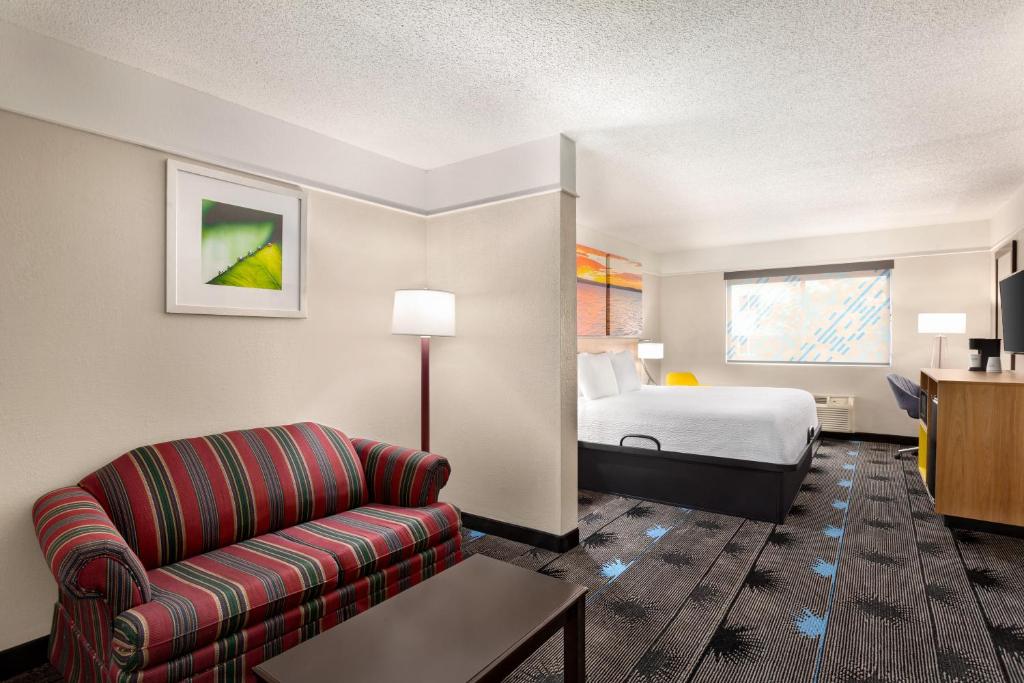 Days Inn by Wyndham Kansas City International Airport photo 2