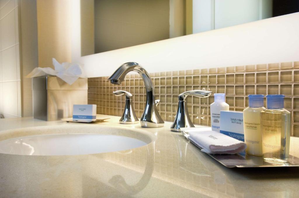 DoubleTree by Hilton Dulles Airport-Sterling photo 2