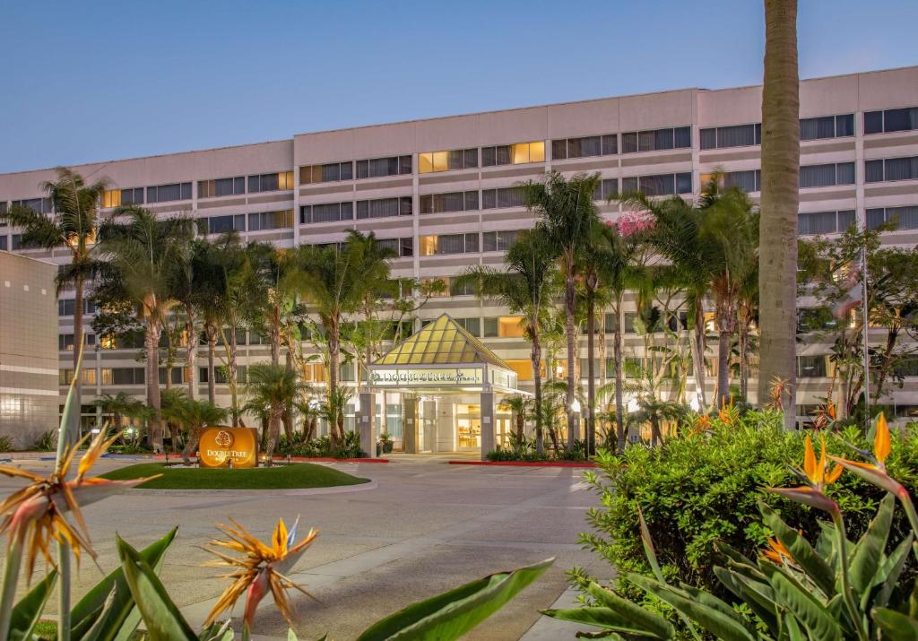 DoubleTree by Hilton LAX - El Segundo photo 2