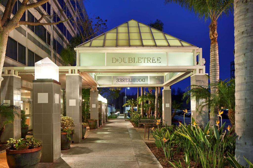 DoubleTree by Hilton LAX - El Segundo photo 4