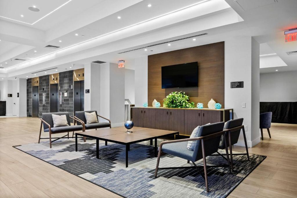 DoubleTree by Hilton New York JFK Airport, photo 1