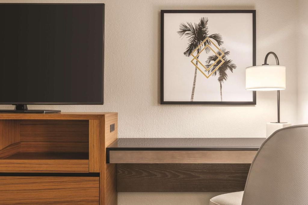 DoubleTree by Hilton Tampa Rocky Point Waterfront, photo 1