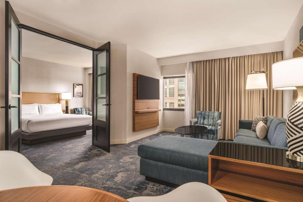 DoubleTree by Hilton Tampa Rocky Point Waterfront photo 2