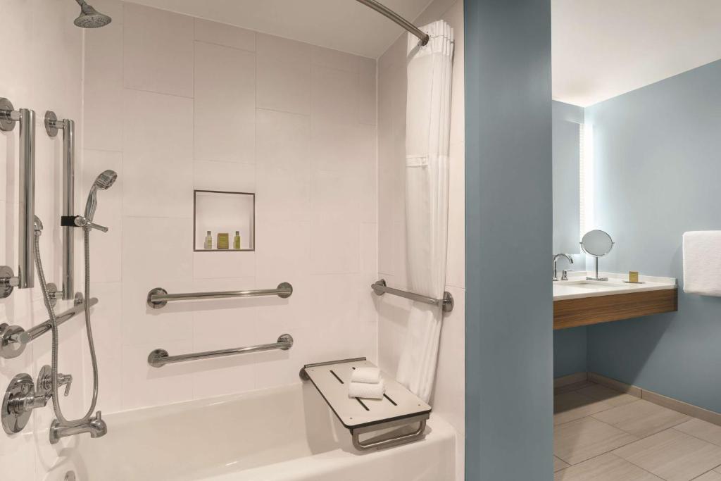 DoubleTree by Hilton Tampa Rocky Point Waterfront photo 3