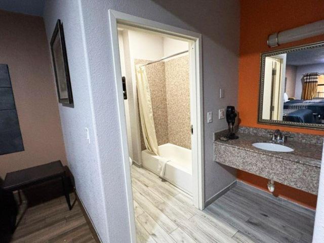 Downtowner Inns & Suites IAH Airport - Humble TX US 59 photo 4