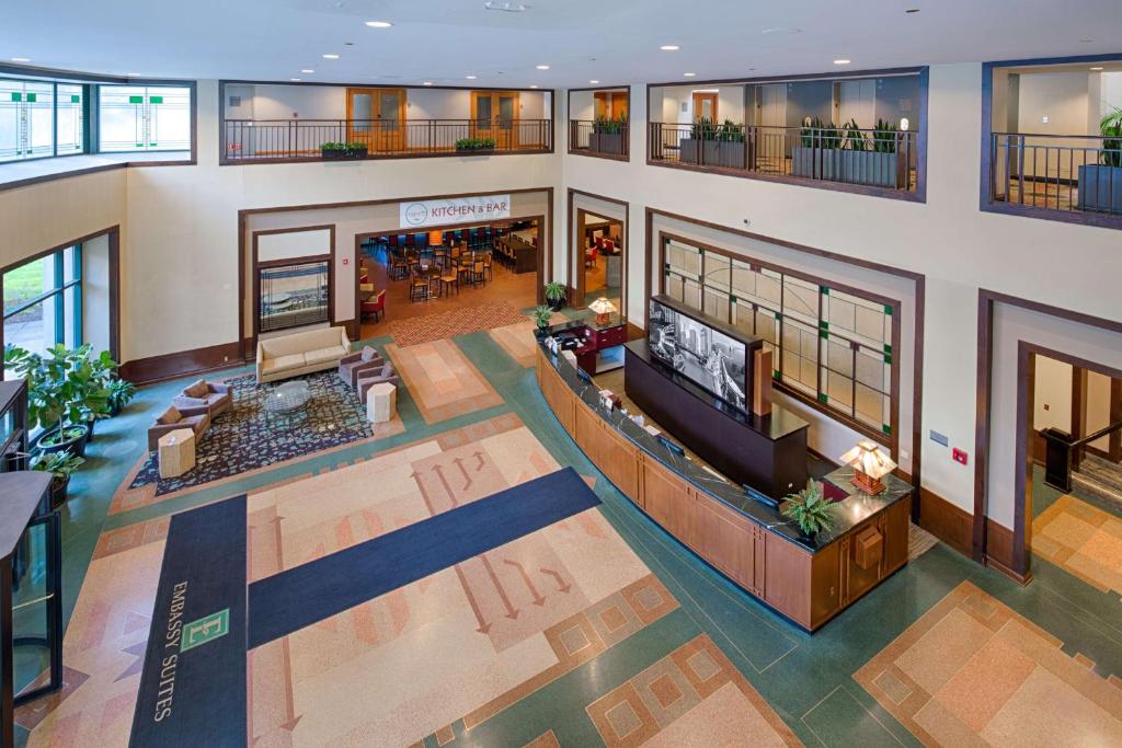 Embassy Suites by Hilton Chicago O'Hare Rosemont photo 2