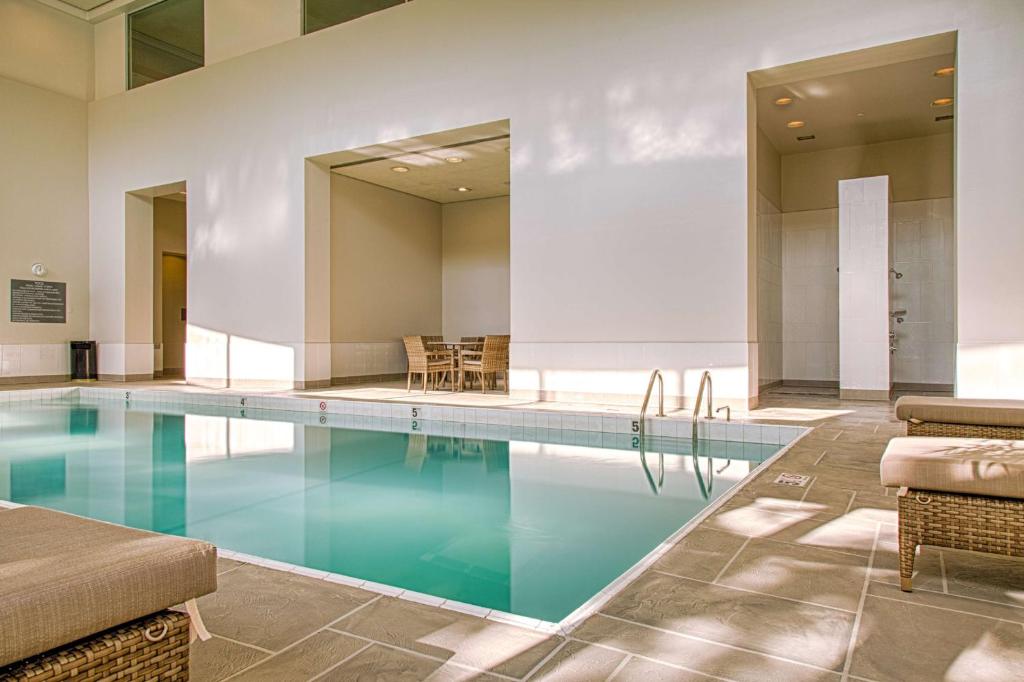 Embassy Suites by Hilton Chicago O'Hare Rosemont photo 4
