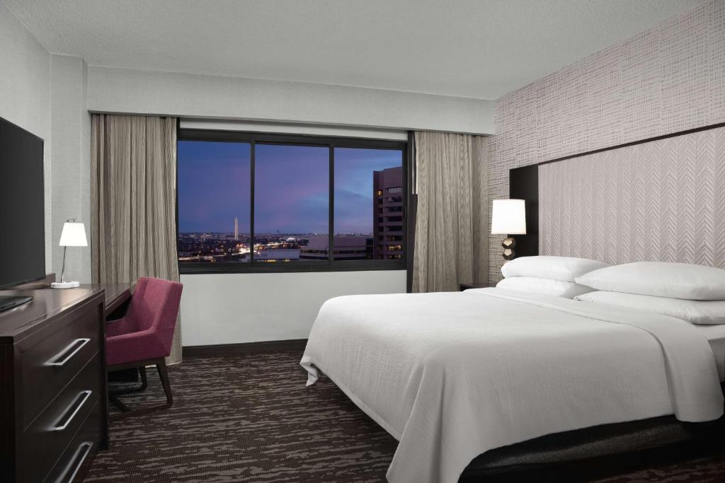 Embassy Suites by Hilton Crystal City National Airport, photo 1