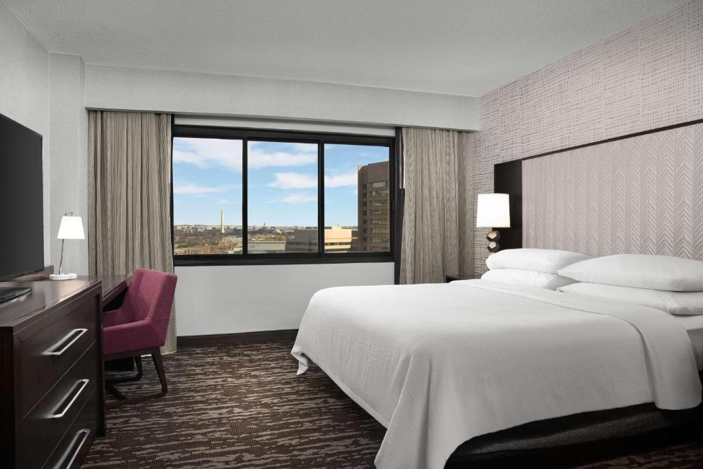 Embassy Suites by Hilton Crystal City National Airport photo 2
