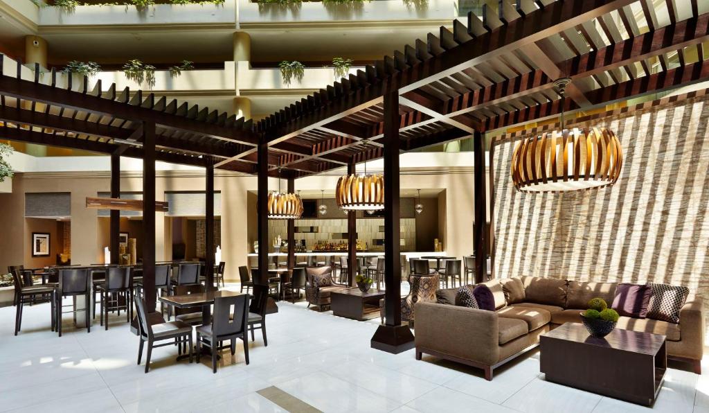 Embassy Suites by Hilton Crystal City National Airport photo 3