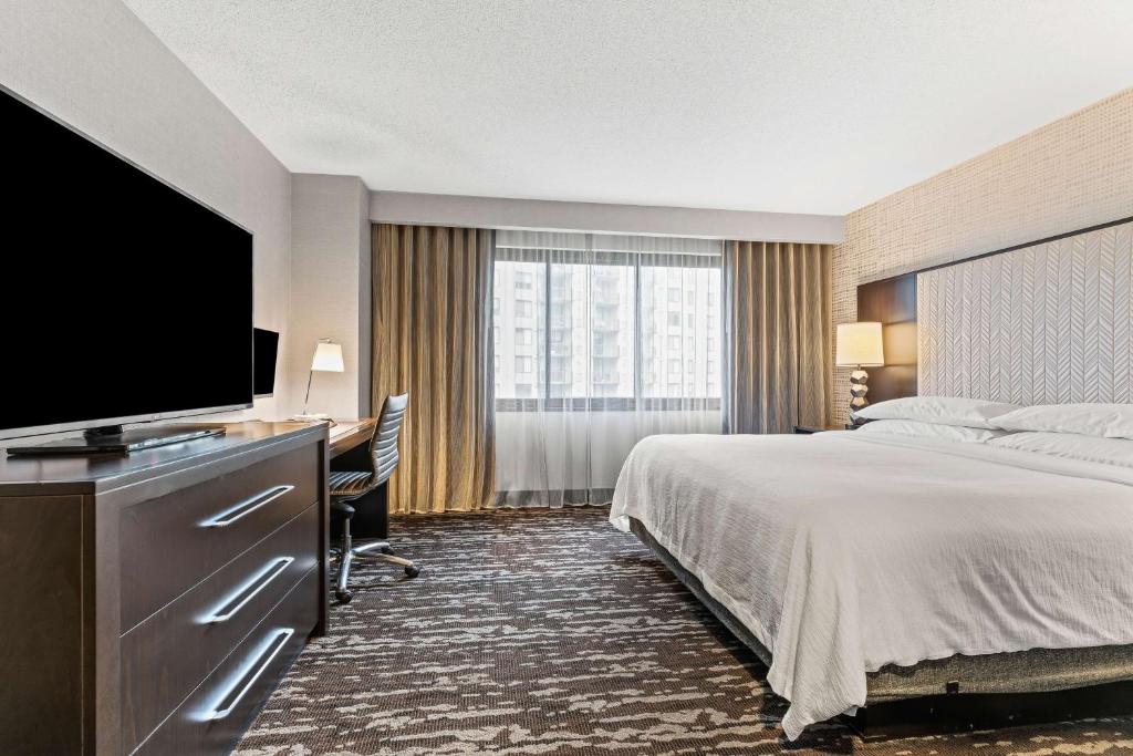 Embassy Suites by Hilton Crystal City National Airport photo 4
