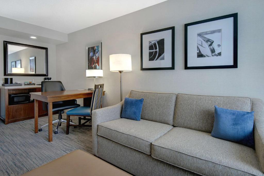 Embassy Suites by Hilton Detroit Metro Airport photo 2