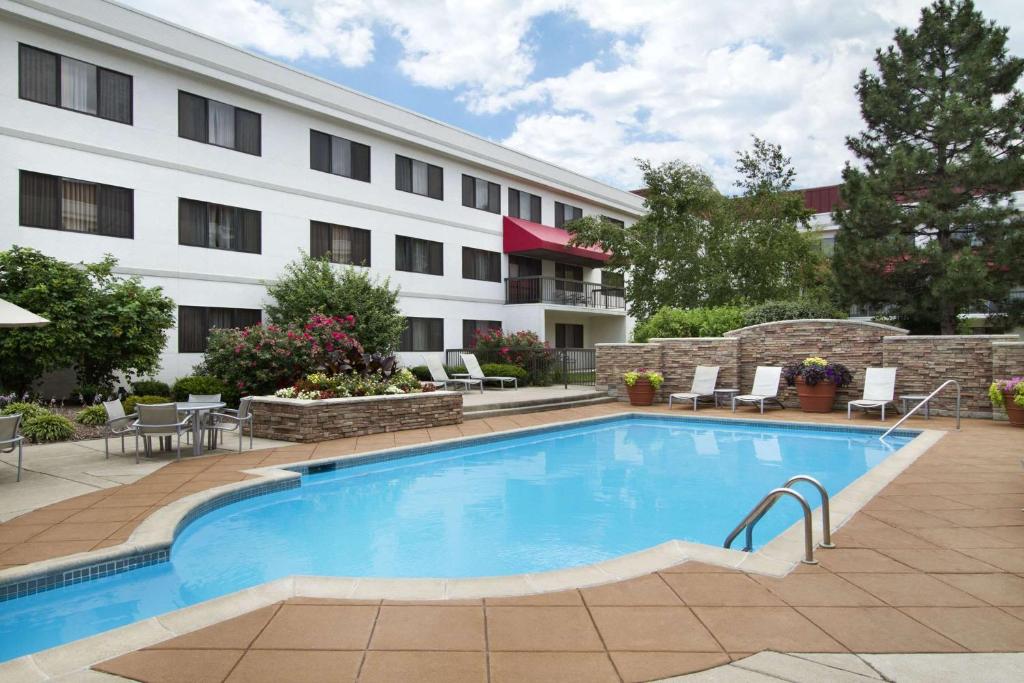 Embassy Suites by Hilton Detroit Metro Airport photo 4