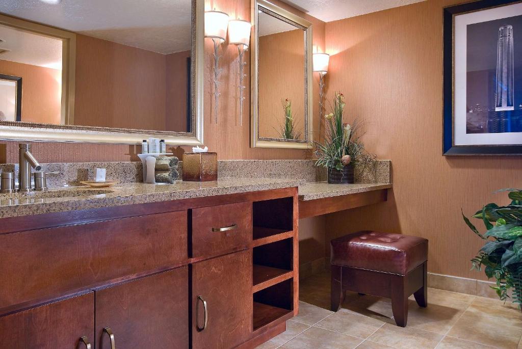 Embassy Suites by Hilton Kansas City International Airport photo 2